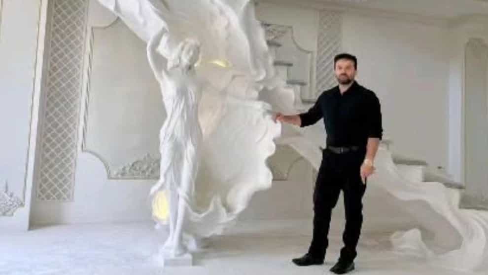 استادکار گچبری در اردبیل مجری بی‌نقص طرح‌های پیچیده